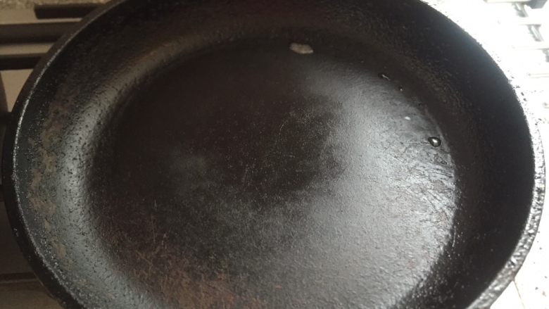 香煎鲳鱼,平底锅烧热放入20色拉油。