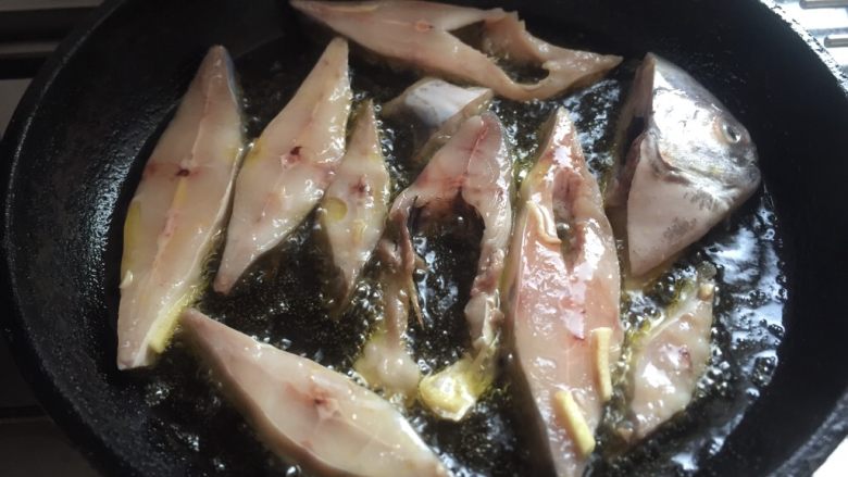 香煎鲳鱼,放入鱼条，小火慢慢煎至两面金黄。