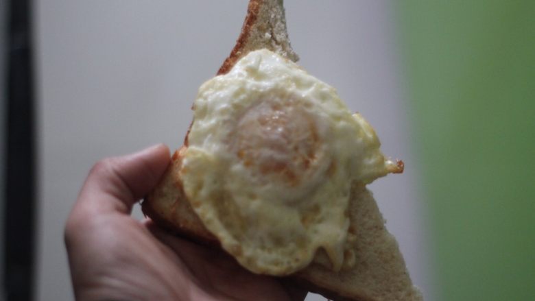 三明治也是一种料理,面包片斜刀切成三角形，放上煎好的鸡蛋。