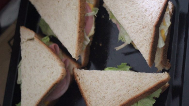 三明治也是一种料理,盖上面包片上下火180度2分钟，搞定！