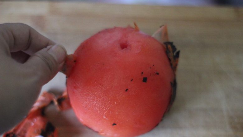 俄罗斯经典罗宋汤,撕掉番茄皮。