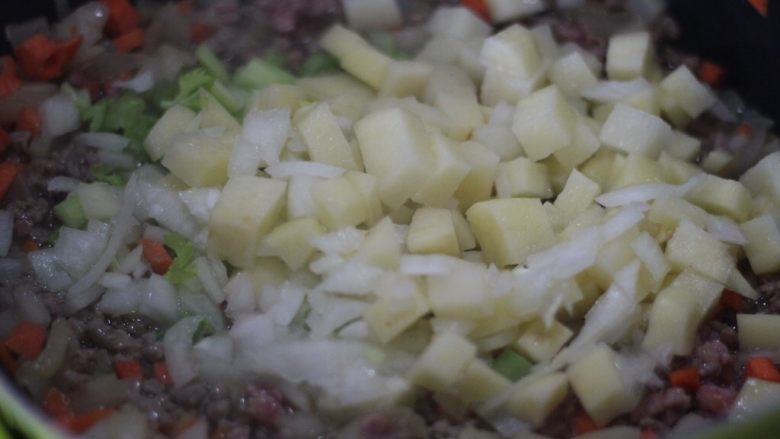 俄罗斯经典罗宋汤,牛肉馅炒散下土豆和芹菜块翻炒。