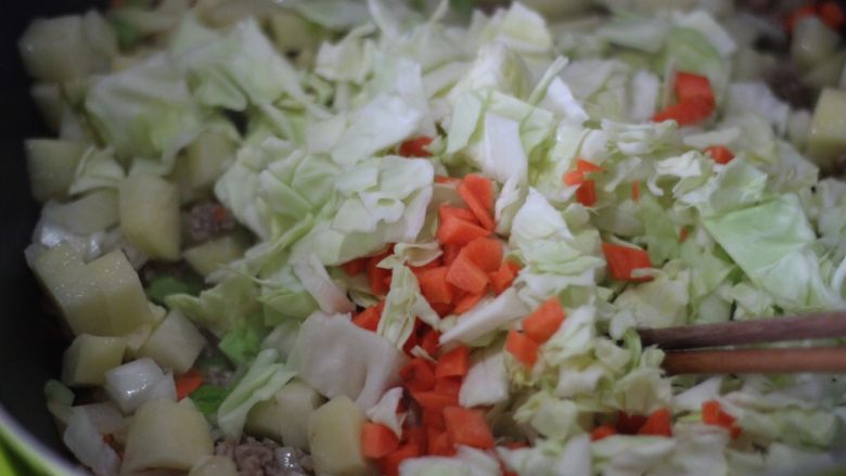 俄罗斯经典罗宋汤,再下圆白菜块翻炒至脱水。