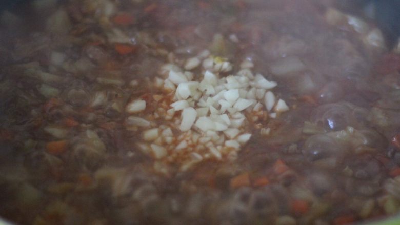 俄罗斯经典罗宋汤,焖煮15分钟左右加蒜末。
