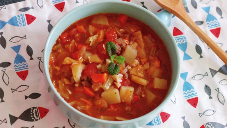 俄罗斯经典罗宋汤,红酒和黄油的组合让这道汤很西式哦！