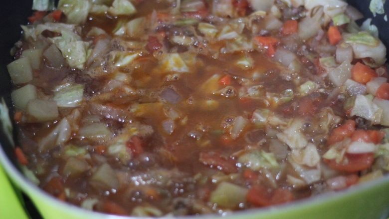 俄罗斯经典罗宋汤,加水沒过蔬菜丁，小火焖煮20分钟。