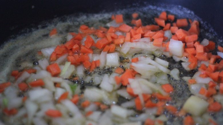 俄罗斯经典罗宋汤,油热下洋葱和胡萝卜丁。