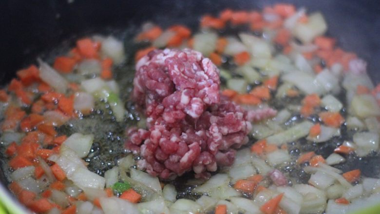 俄罗斯经典罗宋汤,闻到洋葱香味下牛肉馅儿。