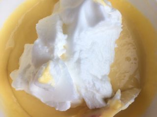 轻芝士蛋糕,将打发的蛋白加入蛋黄奶酪糊中，用“J”字形搅拌法，搅拌均匀