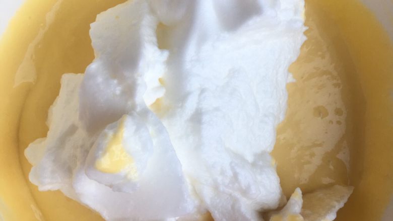 轻芝士蛋糕,将打发的蛋白加入蛋黄奶酪糊中，用“J”字形搅拌法，搅拌均匀