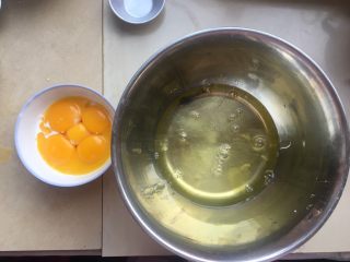 轻芝士蛋糕,将鸡蛋，蛋黄和蛋白分离