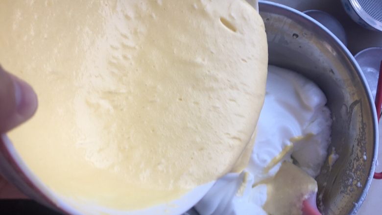 轻芝士蛋糕,再将搅拌均匀的蛋黄奶酪糊倒入剩余的蛋白内，同样用“J”字形搅拌法搅拌均匀