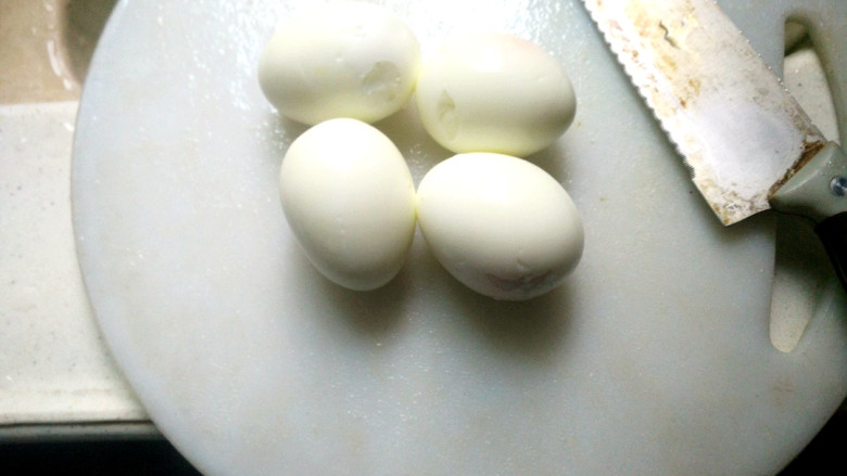 三十年后重温经典==》》鸳鸯蛋,把鸡蛋煮熟，剥壳。