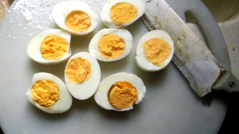 三十年后重温经典==》》鸳鸯蛋,把每个鸡蛋一切二。