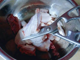 一锅炖＋小鸡炖粉条,用食品剪刀剪小块，用剪刀比刀方便哦。剪好后，用冷水冲洗干净，泡40分钟，泡出血水，途中多次换水。