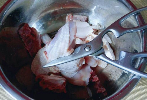 一锅炖＋小鸡炖粉条,用食品剪刀剪小块，用剪刀比刀方便哦。剪好后，用冷水冲洗干净，泡40分钟，泡出血水，途中多次换水。