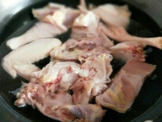 一锅炖＋小鸡炖粉条,之后将鸡块焯水，冷水入锅，大火烧开，5分钟捞出。捞出后用冷水冲洗干净。