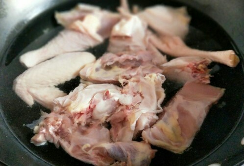 一锅炖＋小鸡炖粉条,之后将鸡块焯水，冷水入锅，大火烧开，5分钟捞出。捞出后用冷水冲洗干净。