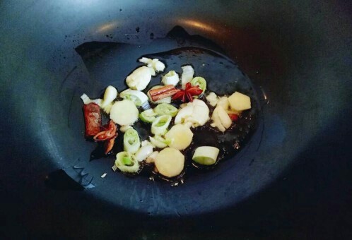 一锅炖＋小鸡炖粉条,起油锅，加入切好的姜蒜炒香，下入鸡块煸炒，盛出备用。