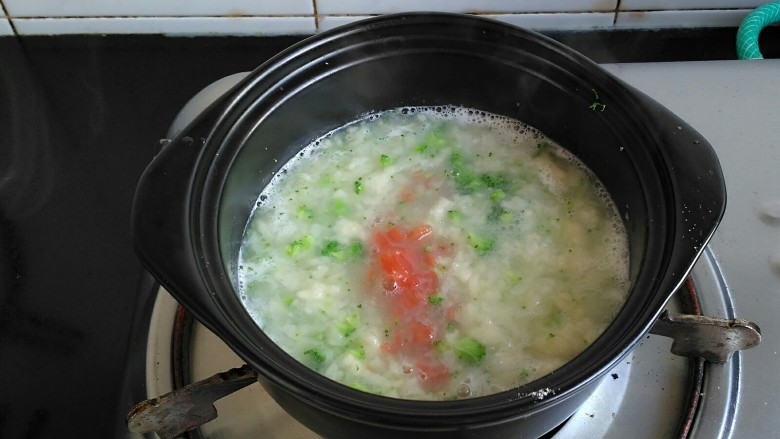 【宝宝辅食】疙瘩汤,再把西红柿倒入，小火焖煮一会儿，让面疙熟了