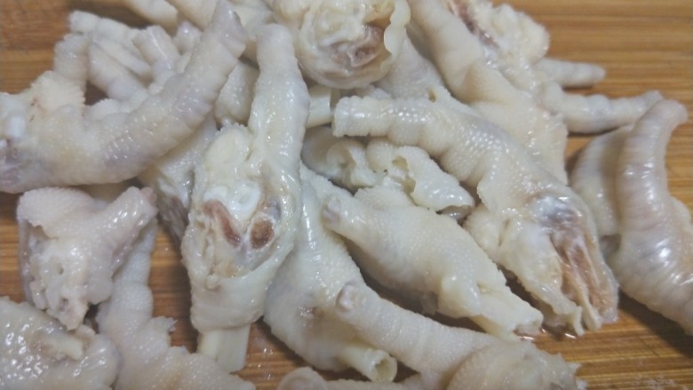 豆豉蚝油鸡爪,用刀把鸡爪对半切开以便更好的入味