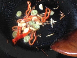 豆豉蚝油鸡爪,锅里油烧热放入姜蒜，大葱，辣椒和豆豉快速炒香