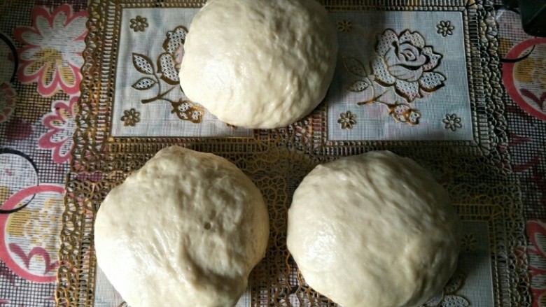 米吐司+面包布丁,取出发酵好的面团排气，均分成三份滚圆，盖住保鲜膜松弛15分钟