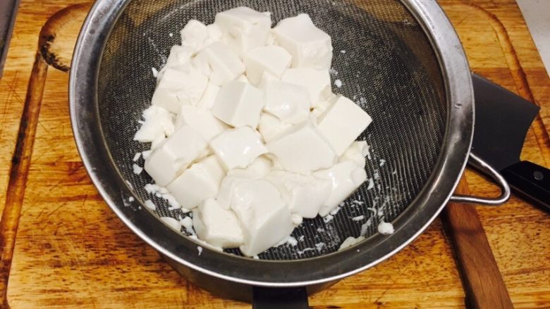 超简单麻辣豆腐
,滚一两分钟，将豆腐捞出沥干水分