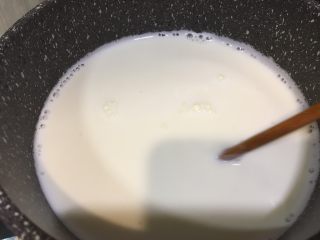 嫩滑双皮奶,牛奶加入白糖，加热至融化