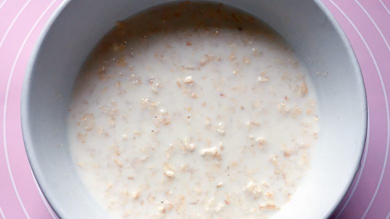 牛奶燕麦馒头,搅拌均匀，浸泡15分钟左右。