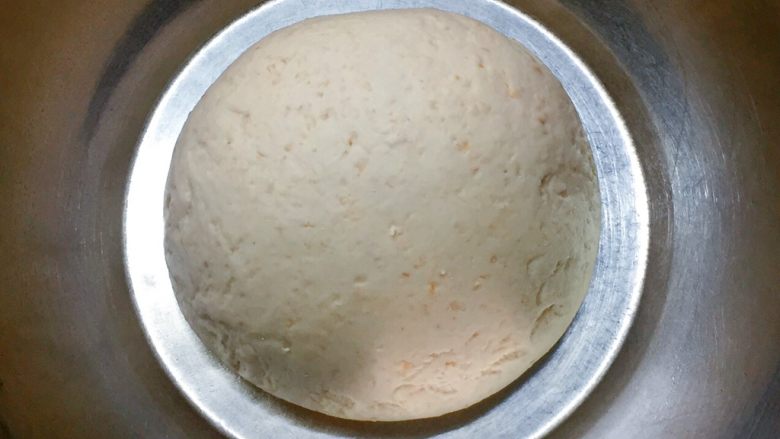牛奶燕麦馒头,再用手和成光滑的面团，盖上保鲜膜放温暖处发酵至2倍大。
