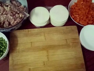 金鱼饺,猪肉胡萝卜先放少许花生油和盐，再放适量五香粉、耗油、酱油、再打鸡蛋下去跟馅儿一起搅拌均匀待用。