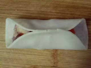 金鱼饺,金鱼身：饺子皮对折，上下两边沾点水粘紧。