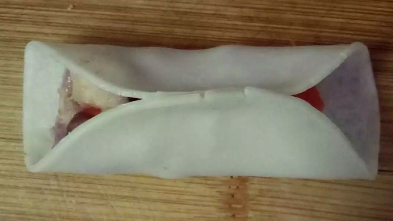 金鱼饺,金鱼身：饺子皮对折，上下两边沾点水粘紧。