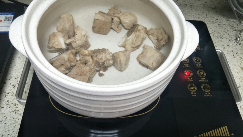 排骨萝卜汤,把排骨放入砂锅，加入适量水