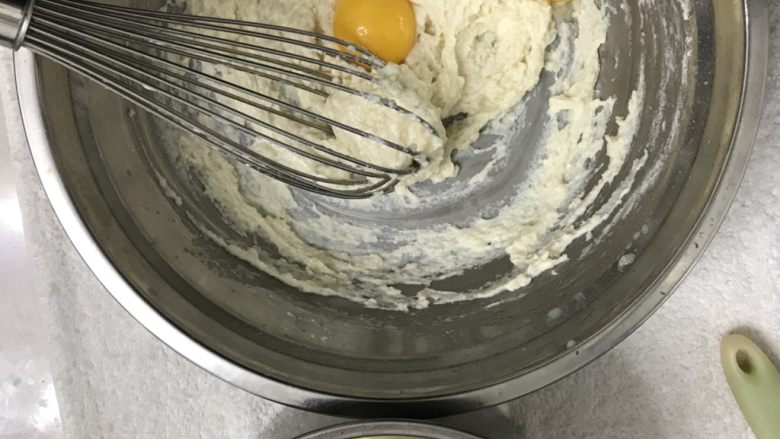 柠檬香戚风纸杯蛋糕,找一个干净无油无水的不锈钢盆把蛋白和蛋黄分开。