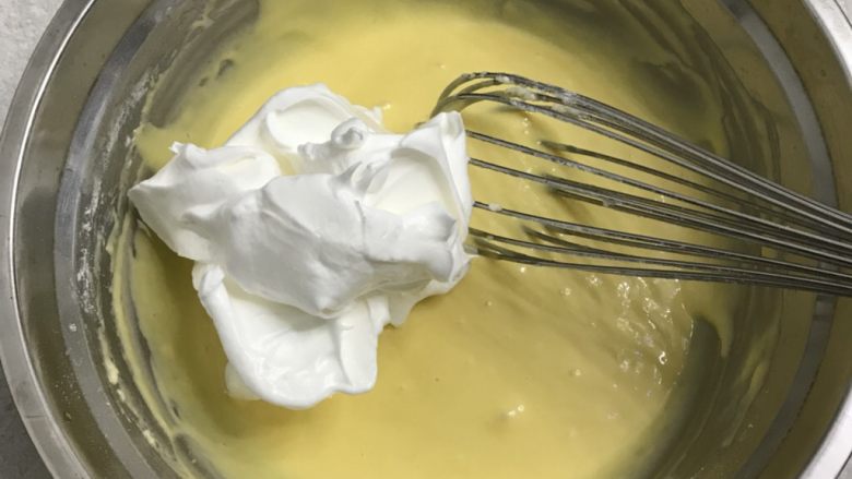 柠檬香戚风纸杯蛋糕,1取三分之一蛋白糊加入蛋黄糊中，用手动打蛋器快速搅拌均匀，不要转圈就行。