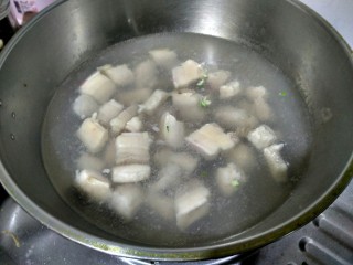 红烧肉炖土豆,起锅烧水，五花肉凉水入锅，焯五分钟去除血沫
