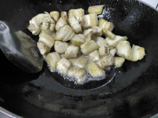 红烧肉炖土豆,慢慢煸炒出油，刚出油的时候可能比较慢，炒的时候要有耐心，另外小心被油溅到。出油量够炒糖色的就行。