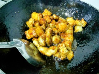 红烧肉炖土豆,五花肉放入锅里，翻炒，均匀沾上糖色