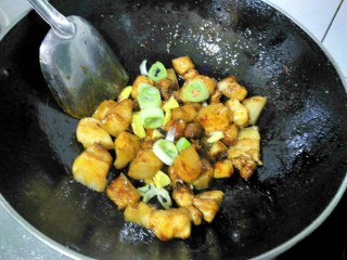 红烧肉炖土豆,葱姜放入翻炒几下
