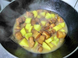 红烧肉炖土豆,加入适量水，炖至土豆变软。最后大火收汁，出锅前加少许鸡精即可。