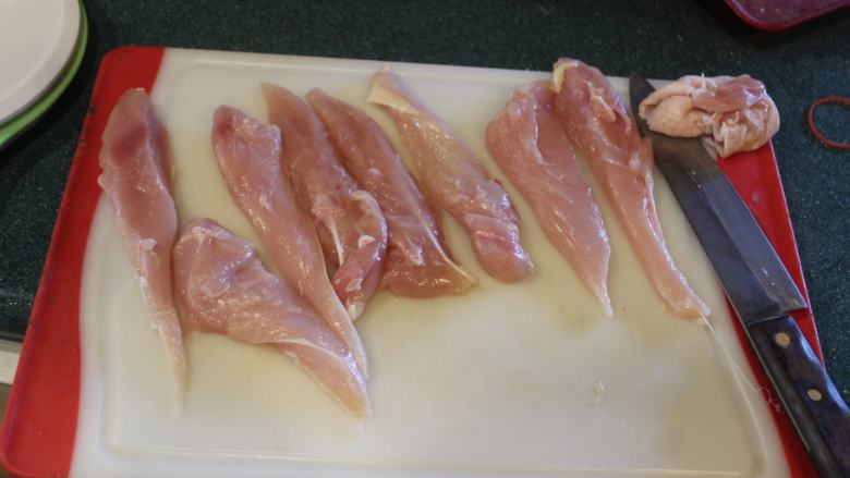 泰式吮指鸡块,将鸡胸去皮，切成约2公分宽的长条。