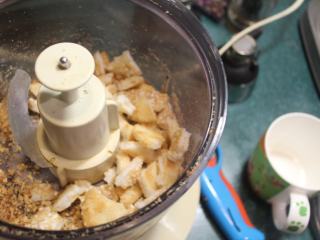 泰式吮指鸡块,将米饼剥碎，也放入调理机中。