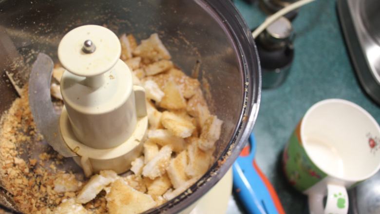 泰式吮指鸡块,将米饼剥碎，也放入调理机中。