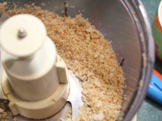 泰式吮指鸡块,将米饼打碎，这就成了类似面包粉的杏仁坚果米果粉。