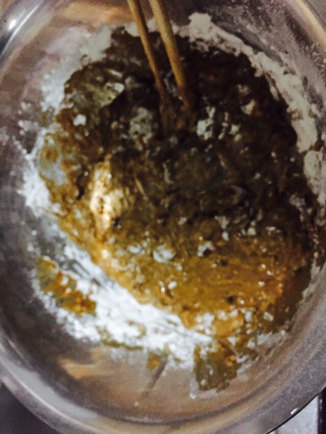 红糖红枣发糕,加入面粉混合物十酵母水翻拌均匀至无明显颗粒，不要翻拌过头。