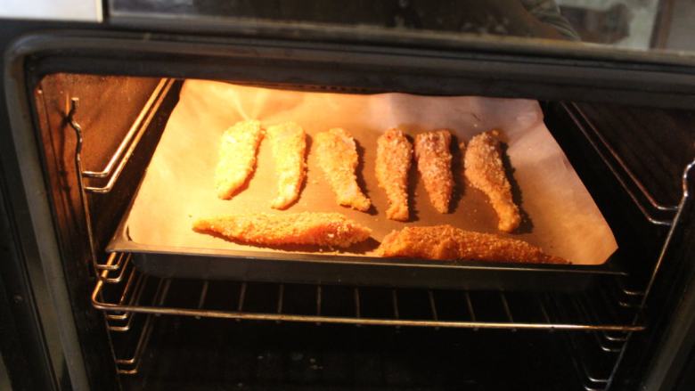 泰式吮指鸡块,预热好烤箱，在鸡块上喷抹上一些油，以220℃先烤10分钟。
