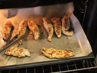 泰式吮指鸡块,烤好10分钟后，翻面再烤7分钟。