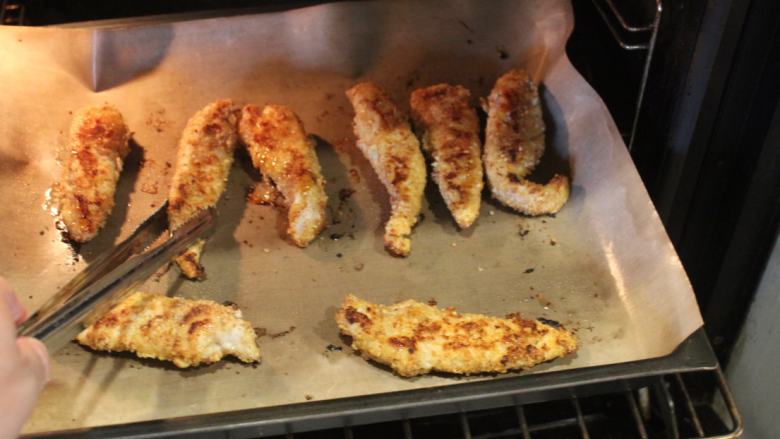 泰式吮指鸡块,烤好10分钟后，翻面再烤7分钟。